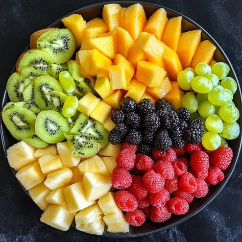 Frutas cortadas y cuchillo listo para preparar un desayuno rápido