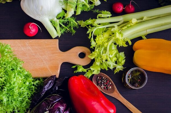 Cítricos y frutas de colores sobre una tabla en cocina luminosa